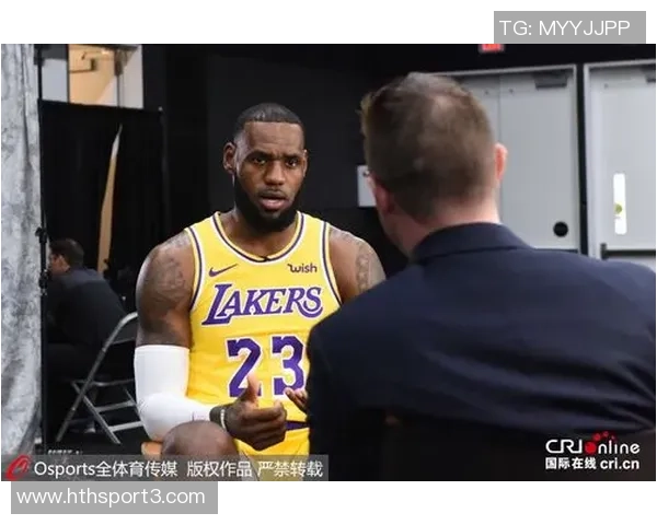 阿尔卡拉斯身穿詹姆斯23号紫金战袍在澳网训练致敬传奇运动员